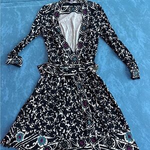 Diane Von Furstenberg 100% Silk Black and White Floral Wrap Dress
